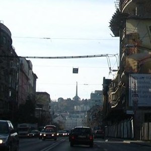Pohľad na Slavín z auta, idúceho po Malinovského ulici